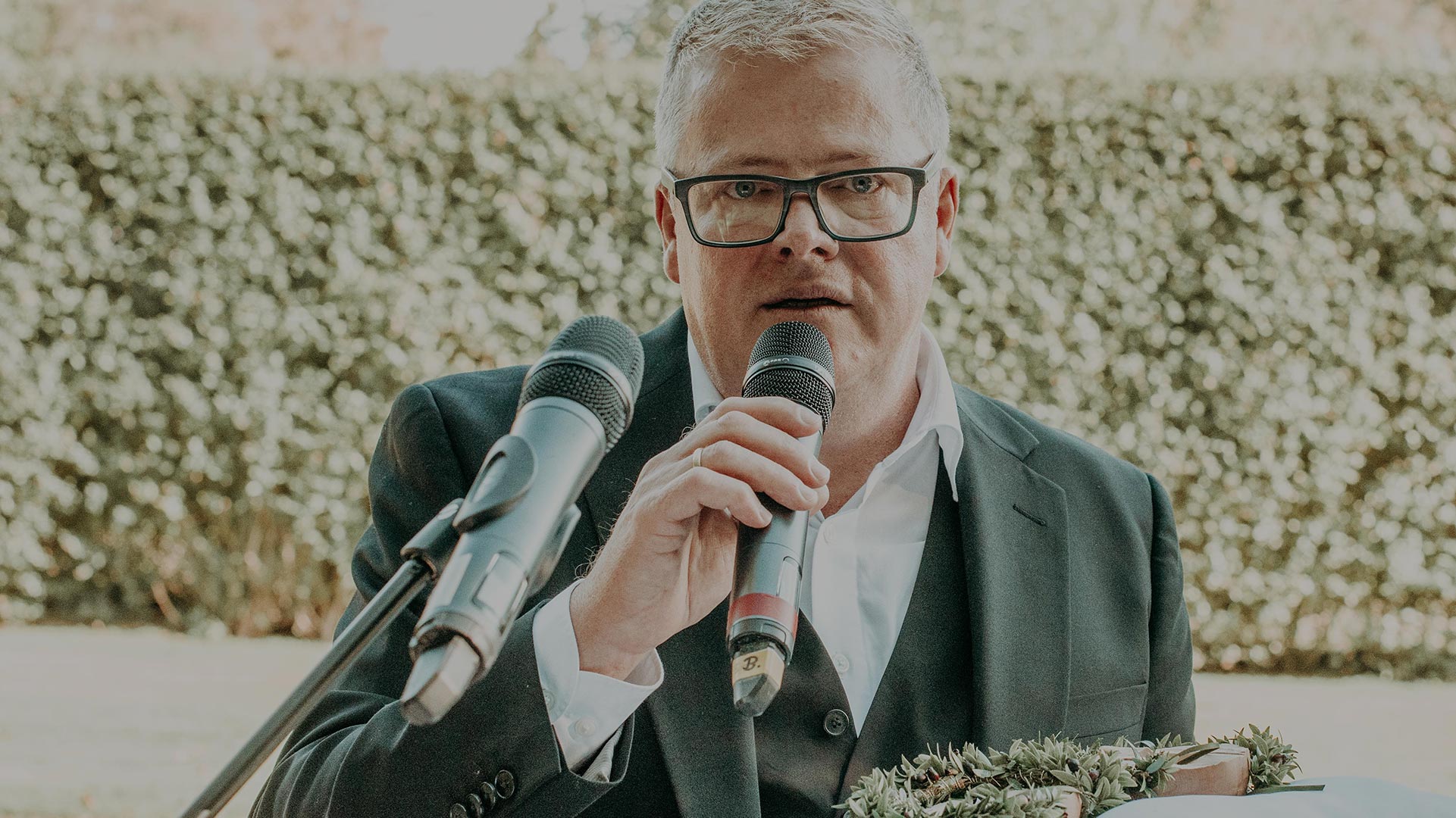 Ein Mann spricht ins Mikrofon